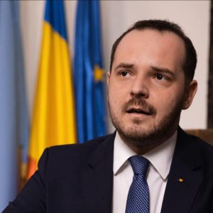 guvernul-mentine-cumulul-pensiei-cu-salariul-si-in-2026,-cu-prioritate-in-sanatate-si-educatie.-alexandru-rogobete:-este-o-masura-necesara-pentru-a-pastra-in-sistem-profesionistii-cu-experienta