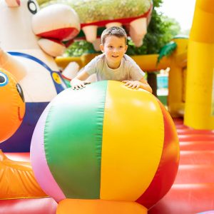 de-ce-se-merita-sa-dai-banii-pe-un-topogan-gonflabil-pentru-locul-de-joaca?