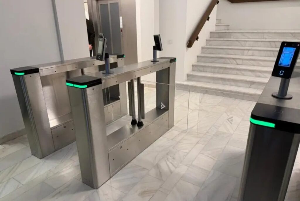 consiliul-judetean-suceava-trece-la-prezenta-digitala:-angajatii-vor-fi-monitorizati-prin-recunoastere-faciala-si-cod-pin