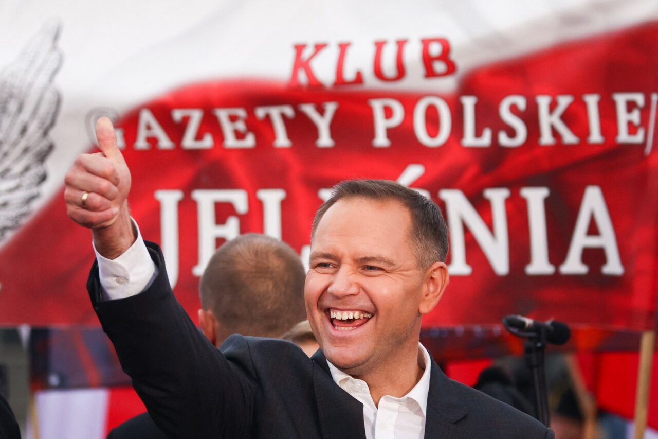 presedintele-poloniei,-karol-nawrocki,-si-a-taiat-singur-bradul-de-craciun,-intr-un-exercitiu-de-imagine-care-s-a-viralizat-rapid