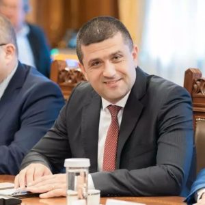 cine-e-radu-miruta,-noul-ministru-al-apararii.-are-40-de-ani,-este-doctor-in-telecomunicatii-si-a-absolvit-si-dreptul-ca-hobby