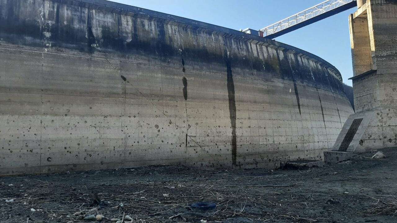 apele-romane-intervin-in-controversa-fisurilor-de-la-barajul-paltinu.-cat-de-grava-este-situatia