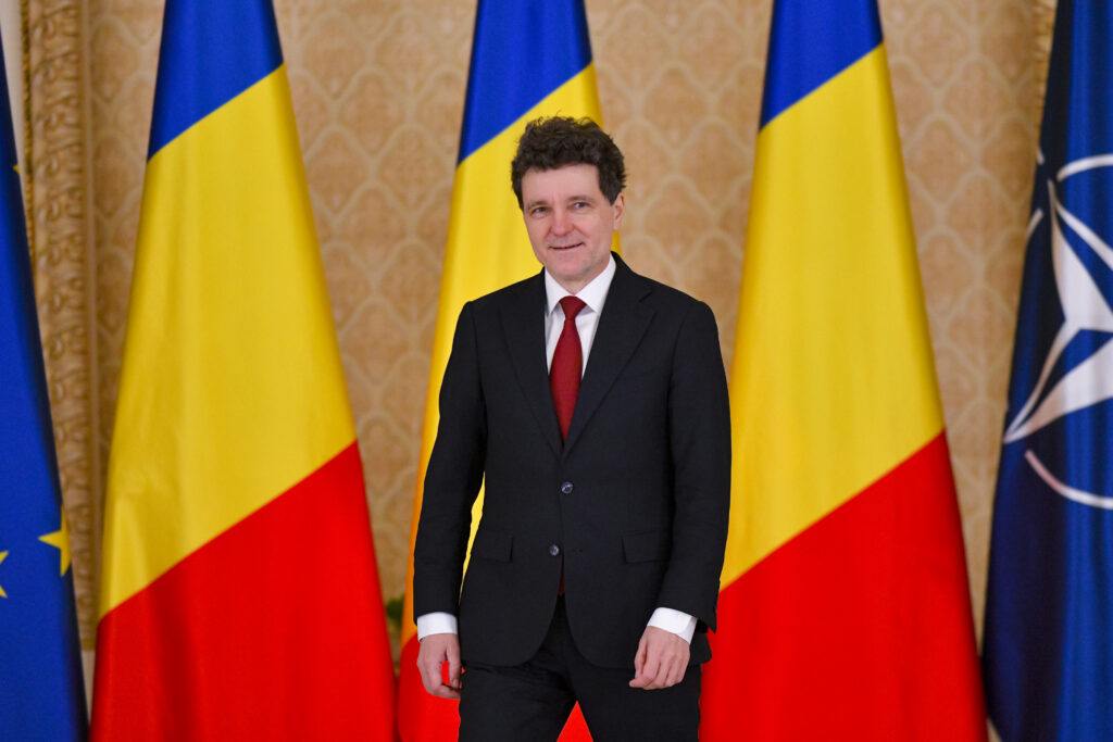 nicusor-dan,-mesaj-de-craciun-despre-familie-si-valori:-sa-ne-recapatam-forta-unei-natiuni-constienta-de-identitatea-sa