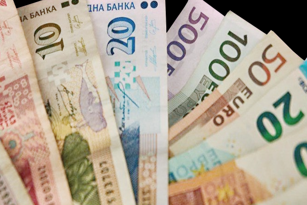 trecerea-le-euro-a-bulgariei-produce-noi-pierderi:-bulgarii-stau-la-cozi-sa-schimbe-leva-in-euro-la-cursuri-valutare-dezavantajoase.-de-ce-se-ingramadesc-la-casele-de-schimb,-desi-dupa-1-ianuarie-cursul-e-mai-bun?