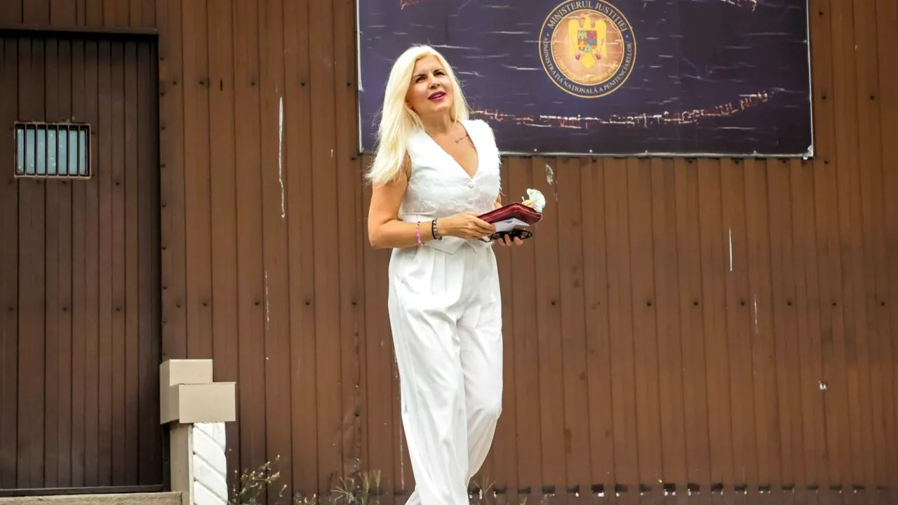 elena-udrea,-mesaj-de-ziua-ei:-o-viata-cat-10-vieti-as-da-timpul-inapoi?-nu,-dar-l-as-opri-pe-loc