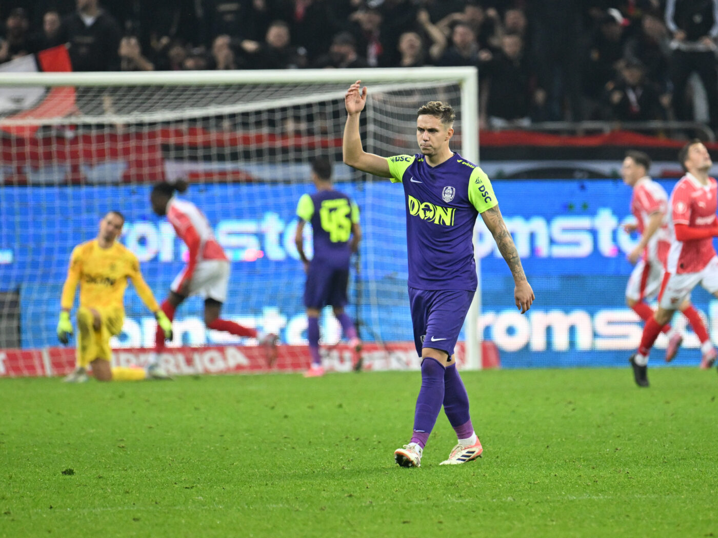 nota-de-plata-pentru-louis-munteanu-dupa-gestul-ireal-de-a-se-poza-in-tricoul-fcsb!-cfr-cluj-a-luat-decizia-de-urgenta