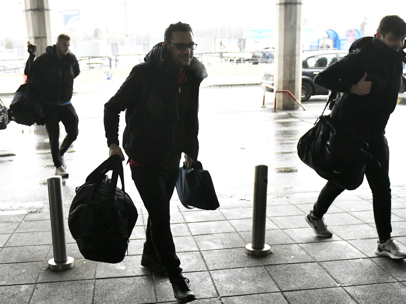 fotbalistul-lui-gigi-becali-s-a-dus-cu-300.000-de-euro-cash,-intr-o-geanta,-in-vestiarul-fcsb!-colegul-lui-de-camera-a-refuzat-sa-mai-stea-cu-el-in-cantonament