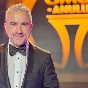 cum-arata-zoli-toth-acum-mai-bine-de-20-de-ani,-la-debutul-trupei-sistem,-cu-parul-roz-si-tepi-in-cap