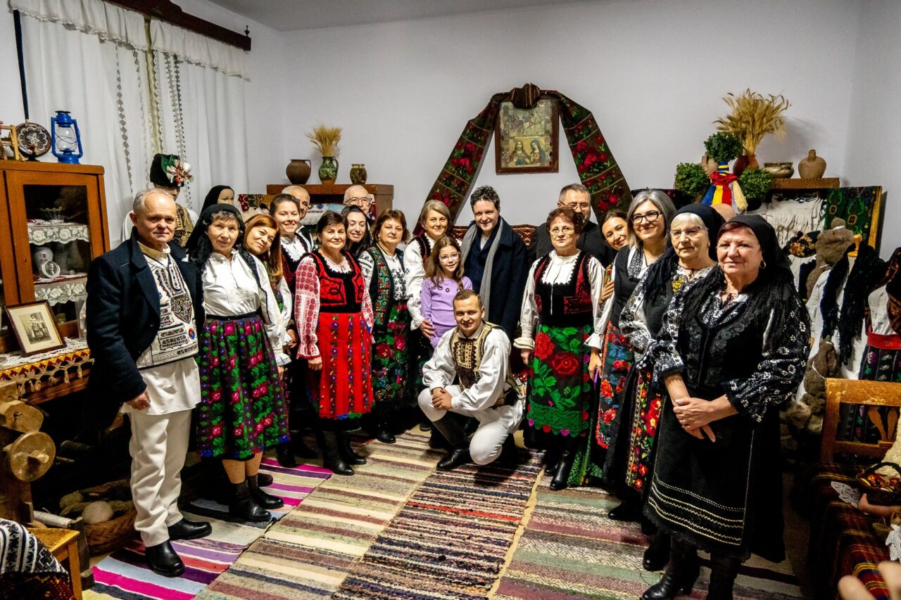 nicusor-dan-si-a-petrecut-seara-de-craciun-in-satul-bunicilor-sai.-cum-a-fost-intampinat-presedintele