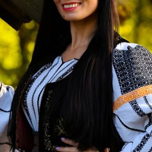 o-cunoscuta-artista-din-romania-a-decis-sa-devina-asistenta-medicala-dupa-ce-i-a-murit-tatal:-atunci,-dupa-pierderea-lui,-am-hotarat-sa-fac-scoala.-el-refuza-sa-mearga-la-spital