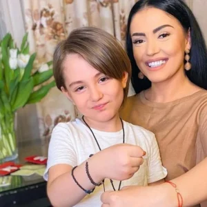 cine-o-ajuta-pe-andreea-mantea-sa-isi-creasca-baiatul:-nu-traimvietiperfecte.-o-mama-epuizata-nu-poate-oferi-ce-are-mai-bun