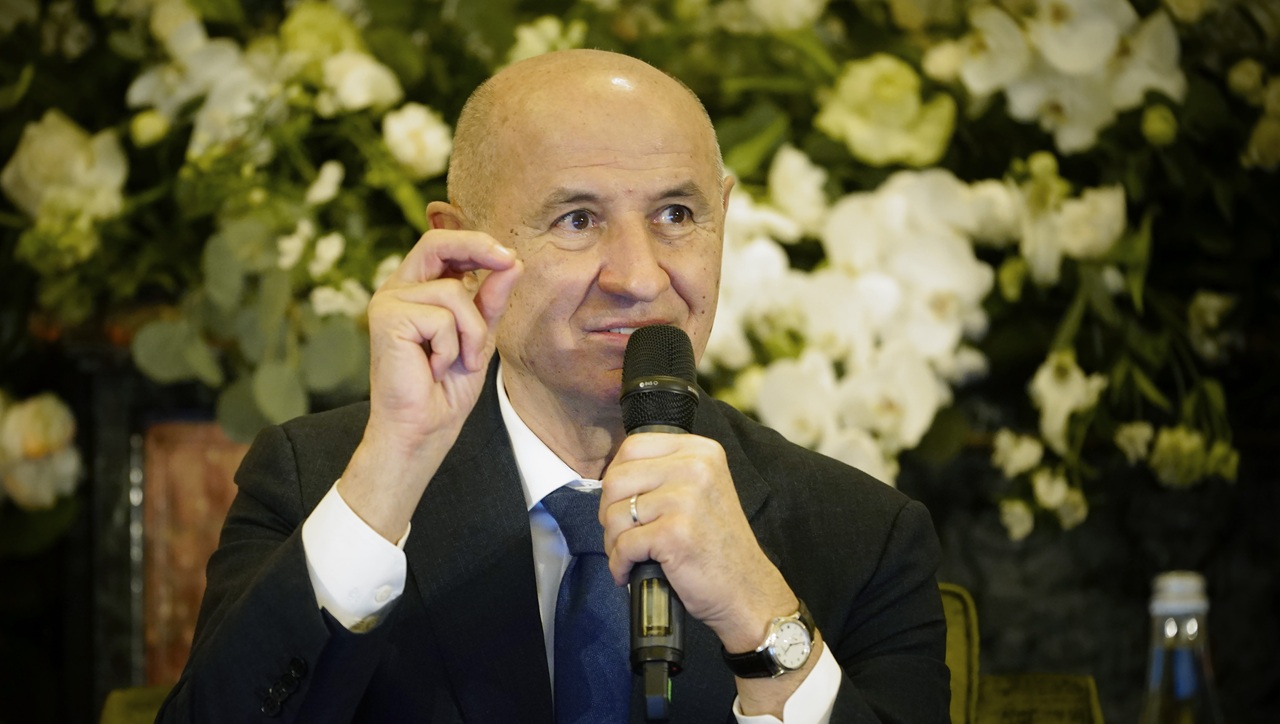 copos-cere-1990-de-lei-de-adult-pentru-masa-de-revelion-de-la-panoramic,-dar-explica-de-ce-restaurantul-sau-e-special:-e-unicul-din-europa-unde-merge-telecabina-si-noaptea