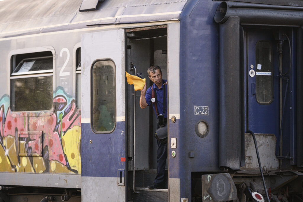 incident-feroviar-grav:-un-tren-care-urma-sa-se-opreasca-a-depasit-semnalul