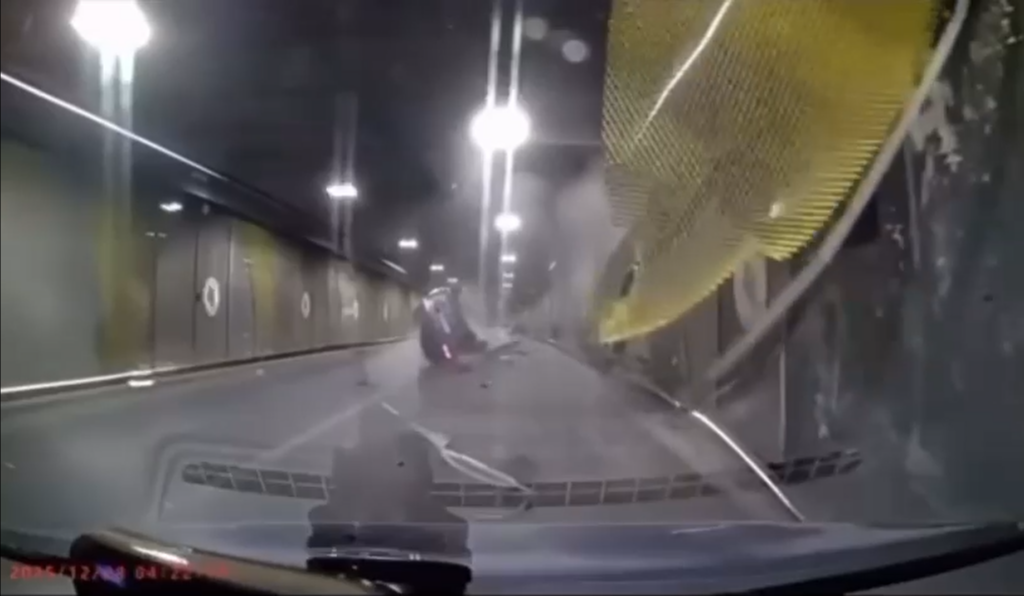 accident-grav-in-pasajul-unirii.-masina-rasturnata-dupa-schimbarea-benzilor-la-viteza-mare