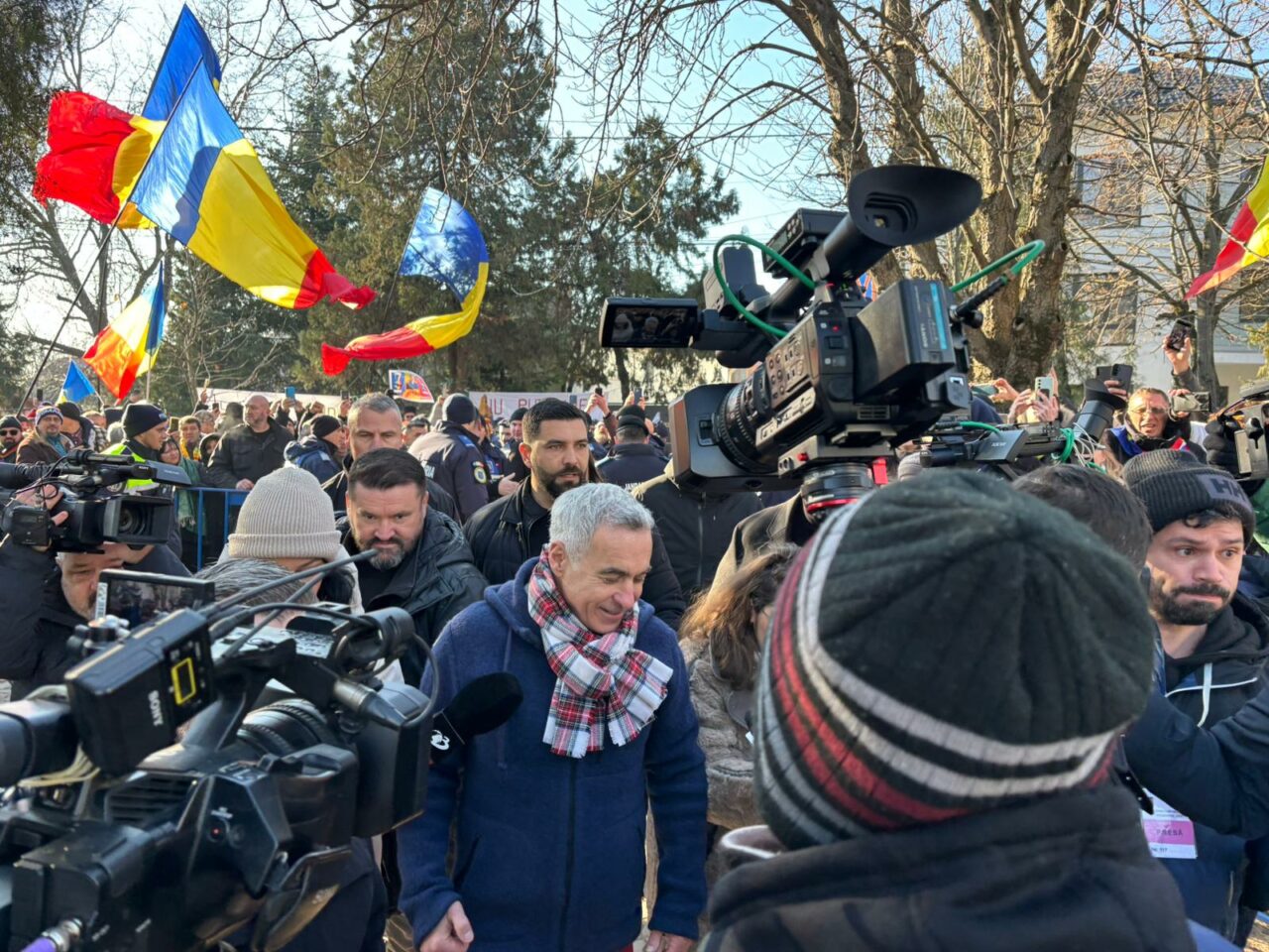 cum-este-asteptat-calin-georgescu-la-politia-din-buftea.-fanii-scandeaza:-bolojan,-demisia!-sa-plece-hotii,-sa-vina-patriotii!