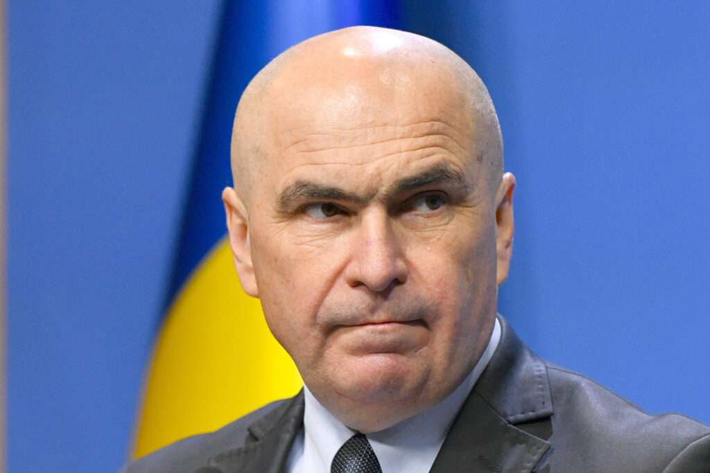 cum-a-reusit-bolojan-sa-scada-deficitul-bugetar:-a-taiat-investitiile-dobanzile-au-explodat.-veniturile-viitoare-au-fost-amanetate-pentru-plata-datoriilor-curente