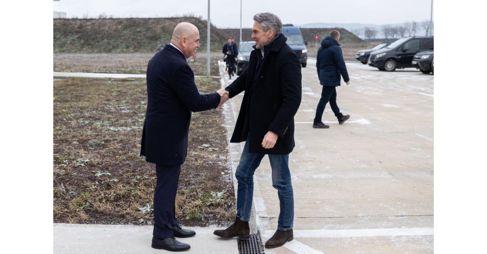 premierul-tarilor-de-jos-a-ajuns-in-romania.-dick-schoof-si-ilie-bolojan-ii-viziteaza-pe-soldatii-olandezi-de-la-baza-aeriana-71-campia-turzii