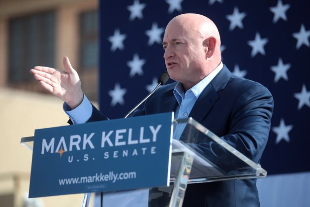 pentagonul-ii-va-taia-din-pensia-militara-senatorului-democrat-mark-kelly,-dupa-ce-acesta-a-cerut-trupelor-americane-sa-nu-respecte-ordinele-ilegale-date-de-trump