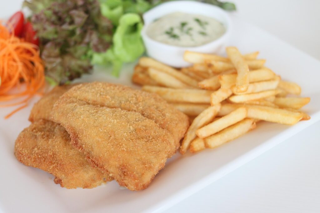 o-afacere-de-succes.-un-restaurant-care-ofera-doar-peste-si-cartofi-prajiti-rezista-de-131-de-ani,-la-intrare-este-coada