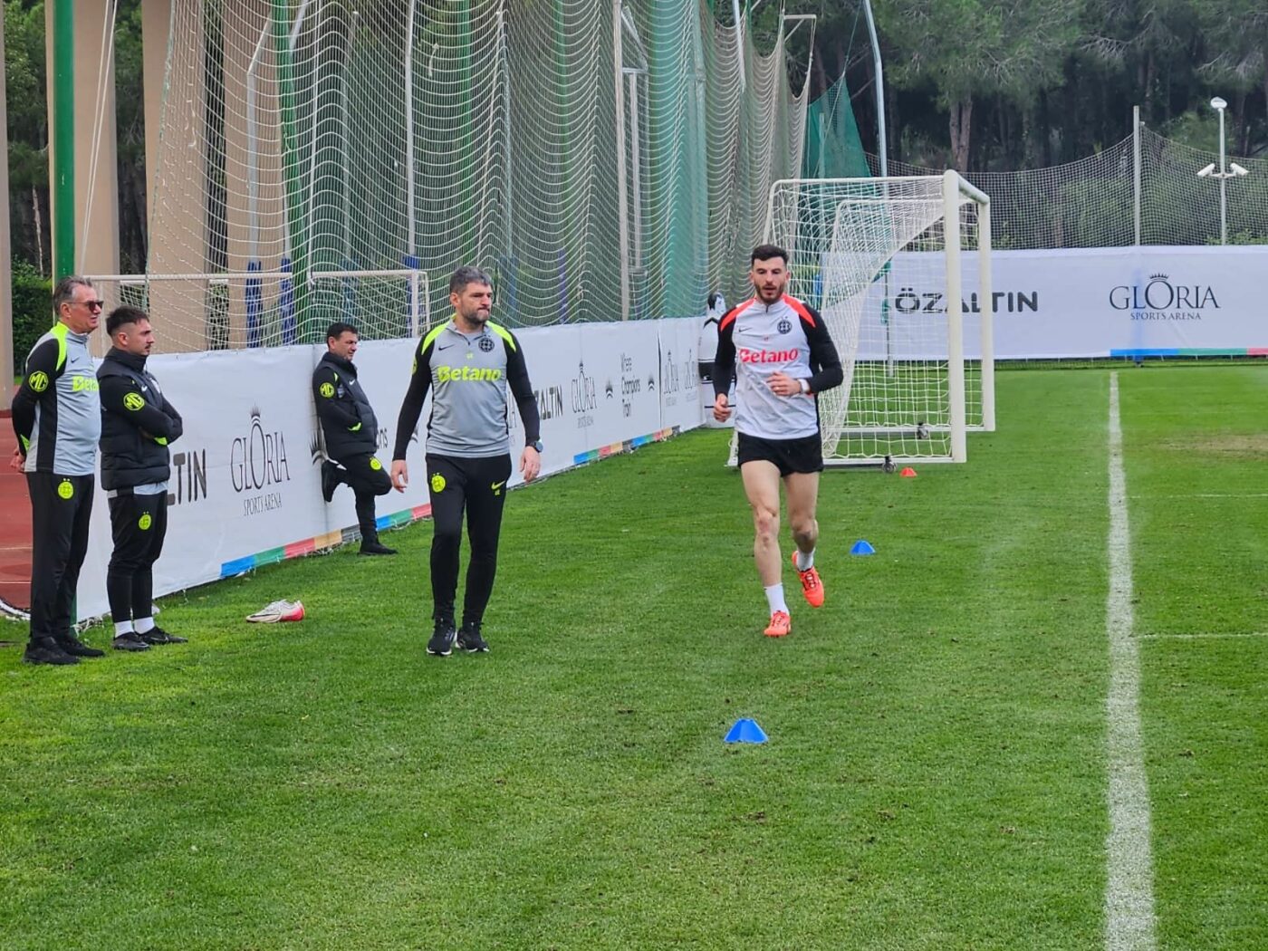 mihai-popescu-trage-tare-pentru-a-nu-fi-dat-afara-de-gigi-becali!-imaginile-momentului-cu-fundasul-fcsb