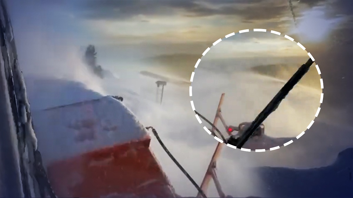 imaginea-pe-care-o-vede-prin-parbriz-soferul-unei-autofreze-de-mare-capacitate,-atunci-cand-curata-soseaua-de-zapada