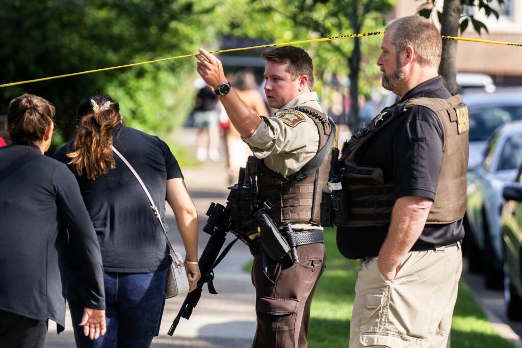 fbi-ul-preia-ancheta-uciderii-unei-femei-de-catre-un-agent-de-emigrari-si-restrictioneaza-accesul-statului-minnesota-la-probe