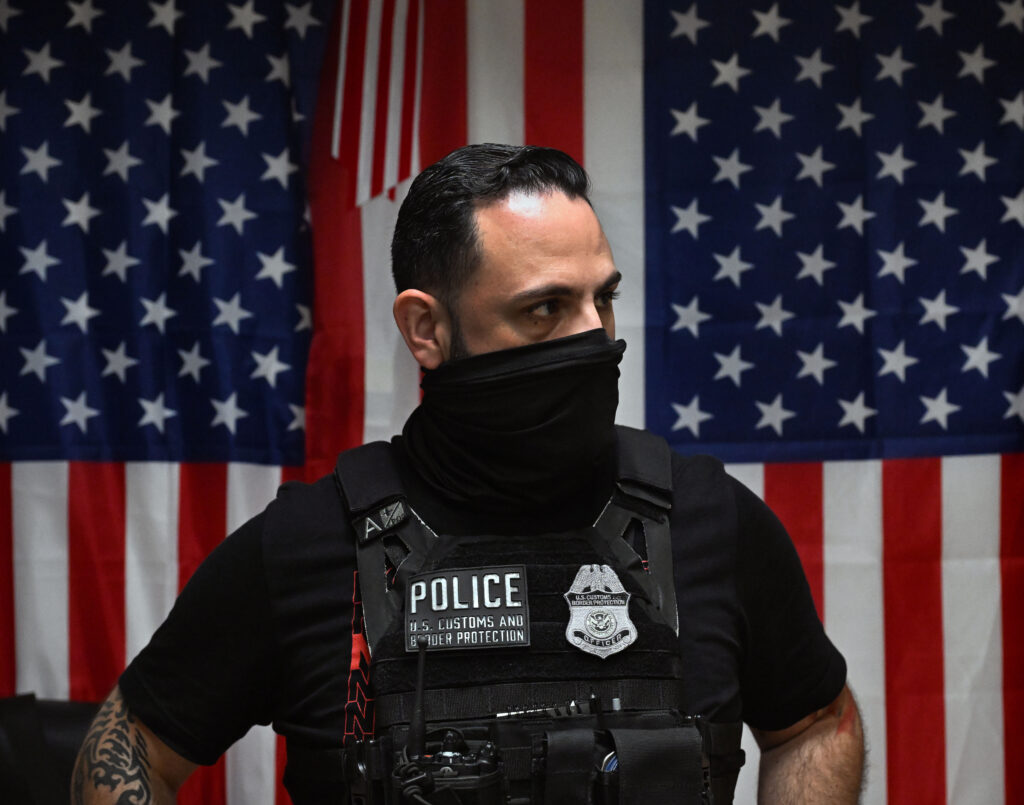 stephen-marche-avertizeaza:-ice-functioneaza-ca-o-unitate-paramilitara-fascista.-tinta-este-un-stat-fara-lege