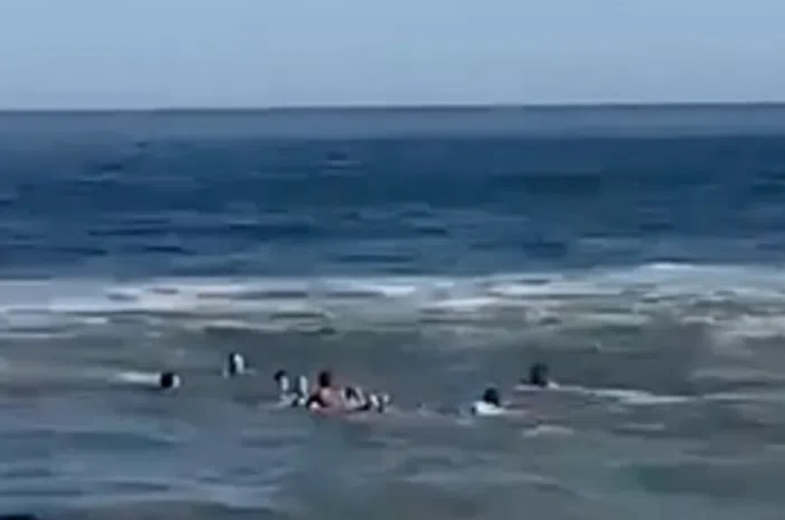 celebrul-fotbalist-si-familia-lui,-la-un-pas-de-tragedie-in-mare!-salvamarii-i-au-tras-din-valuri-in-ultima-clipa