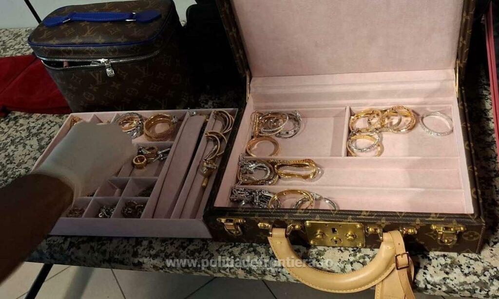 bijuterii,-ceasuri-si-sume-de-bani,-in-valoare-totala-de-3-milioane-euro,-descoperite-in-bagajele-unor-romance,-pe-aeroportul-otopeni