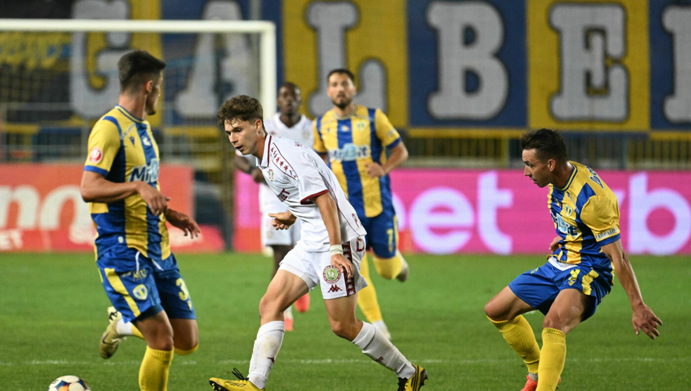 exclusiv-motivul-neasteptat-pentru-care-petrolul-si-rapid-nu-reusesc-sa-parafeze-schimbul-de-fotbalisti-pentru-care-discuta-de-la-inceputul-anului