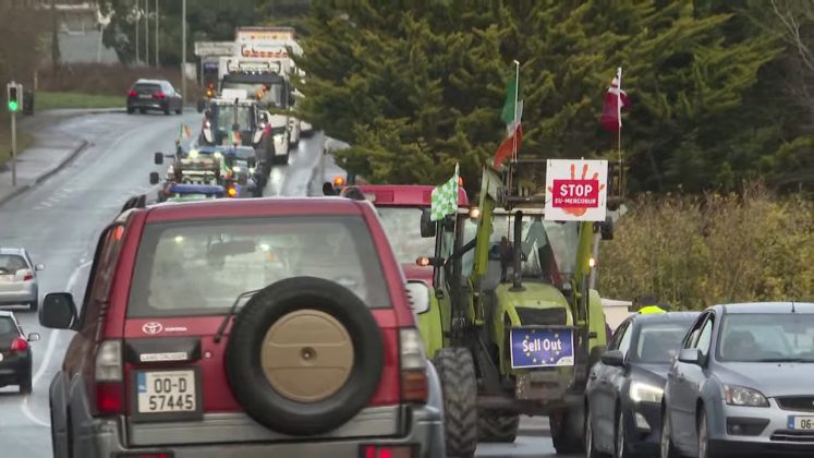 mii-de-fermieri-irlandezi-protesteaza-impotriva-semnarii-acordului-comercial-dintre-uniunea-europeana-si-mercosur