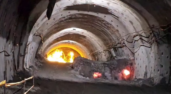 video-autostrada-sibiu-pitesti:-turcii-de-la-mapa-cengiz-avanseaza-cu-lucrarile-la-tunelul-robesti.-au-excavat-peste-200-din-900-de-metri