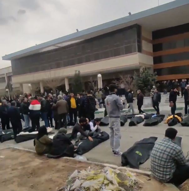 imagini-socante-din-iran:-zeci-de-cadavre-in-fata-unei-morgi-din-apropierea-teheranului