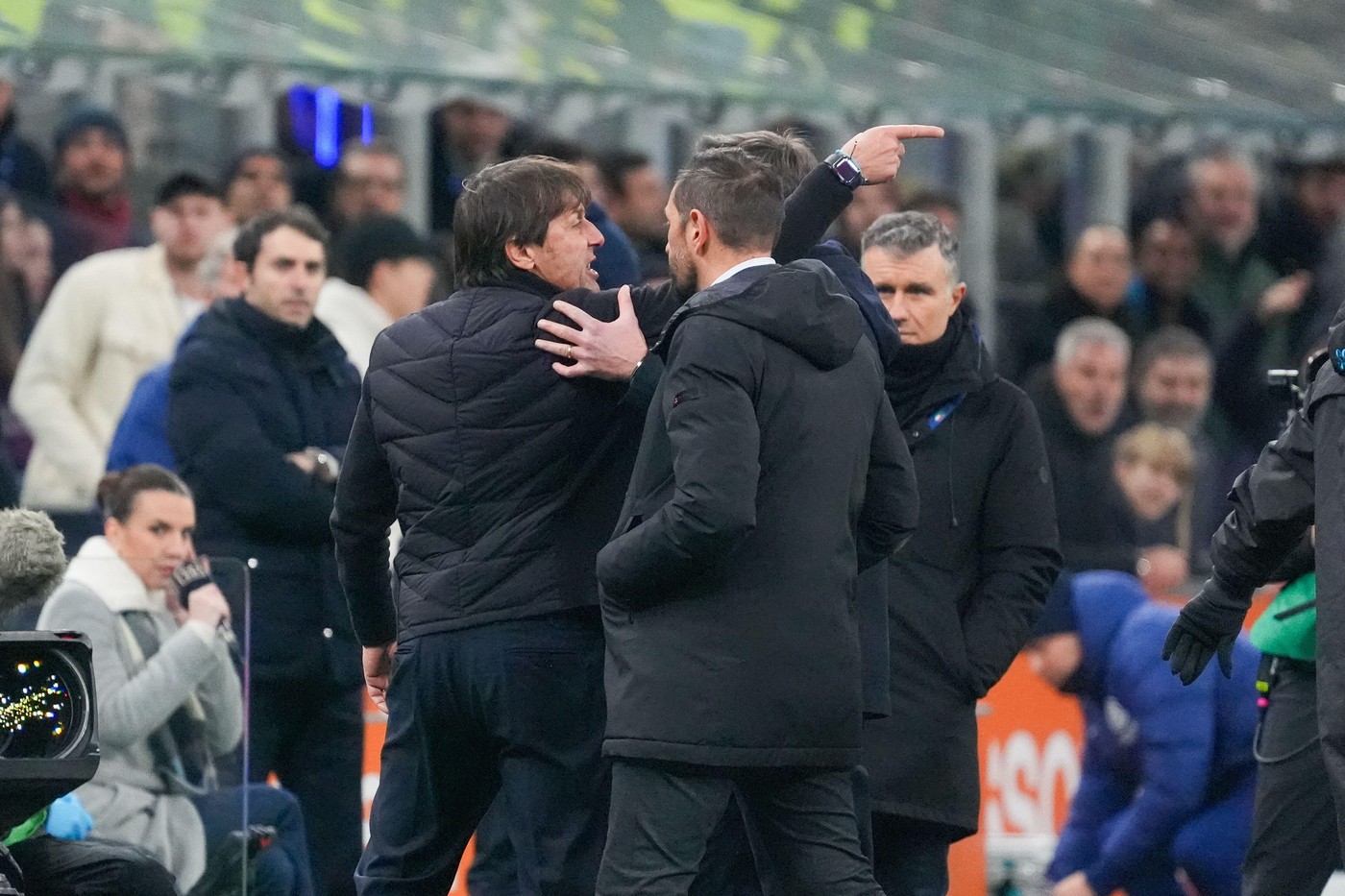 conte,-eliminat-pentru-ca-a-urlat-rusine!-spre-arbitri-dupa-ce-echipa-lui-chivu-a-primit-penalty!