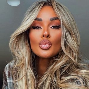 diana-munteanu,-aparitie-spectaculoasa-intr-un-costum-de-baie-minuscul,-in-zapada:-la-cererea-voastra,-ca-de-obicei,-am-iesit-sa-beau-cafeaua-pe-sezlong