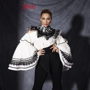 iulia-vantur,-pictorial-de-colectie-pe-coperta-viva!-a-pozat-in-ipostaze-inedite-si-a-facut-marturisiri-despre-viata-personala-si-cariera:-am-in-plan-multe-proiecte