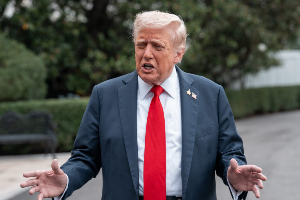 strada-care-trece-prin-fata-proprietatii-din-florida-a-liderului-sua-a-primit-numele-president-donald-j.-trump-boulevard