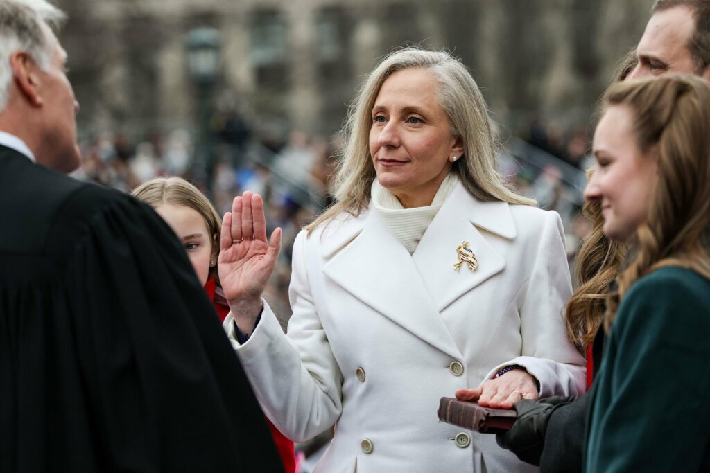 o-femeie-guvernator-rupe-protocolul-istoric-al-investirii