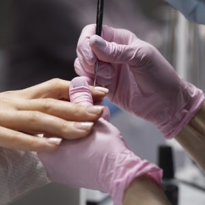 tendintele-manichiurii-in-2026.-revin-culorile-catifelate,-iar-french-ul-se-reinventeaza