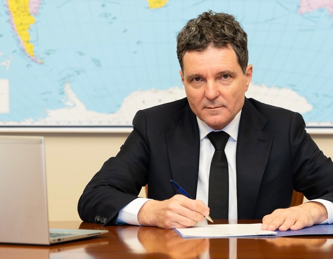 sua-si-europa-se-cearta,-nicusor-dan-este-ingrijorat.-fara-nicio-directie-diplomatica,-romania,-prin-presedintele-ei-face-postari-alarmiste-pe-retele-de-socializare