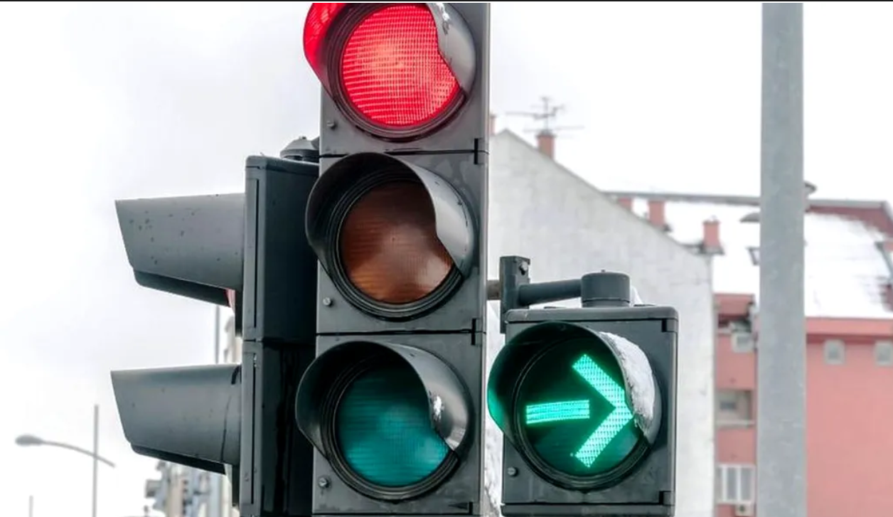 ce-reguli-trebuie-sa-respecti-cand-semaforul-este-verde-intermitent-la-dreapta.-situatii-in-care-poti-ramane-fara-permis