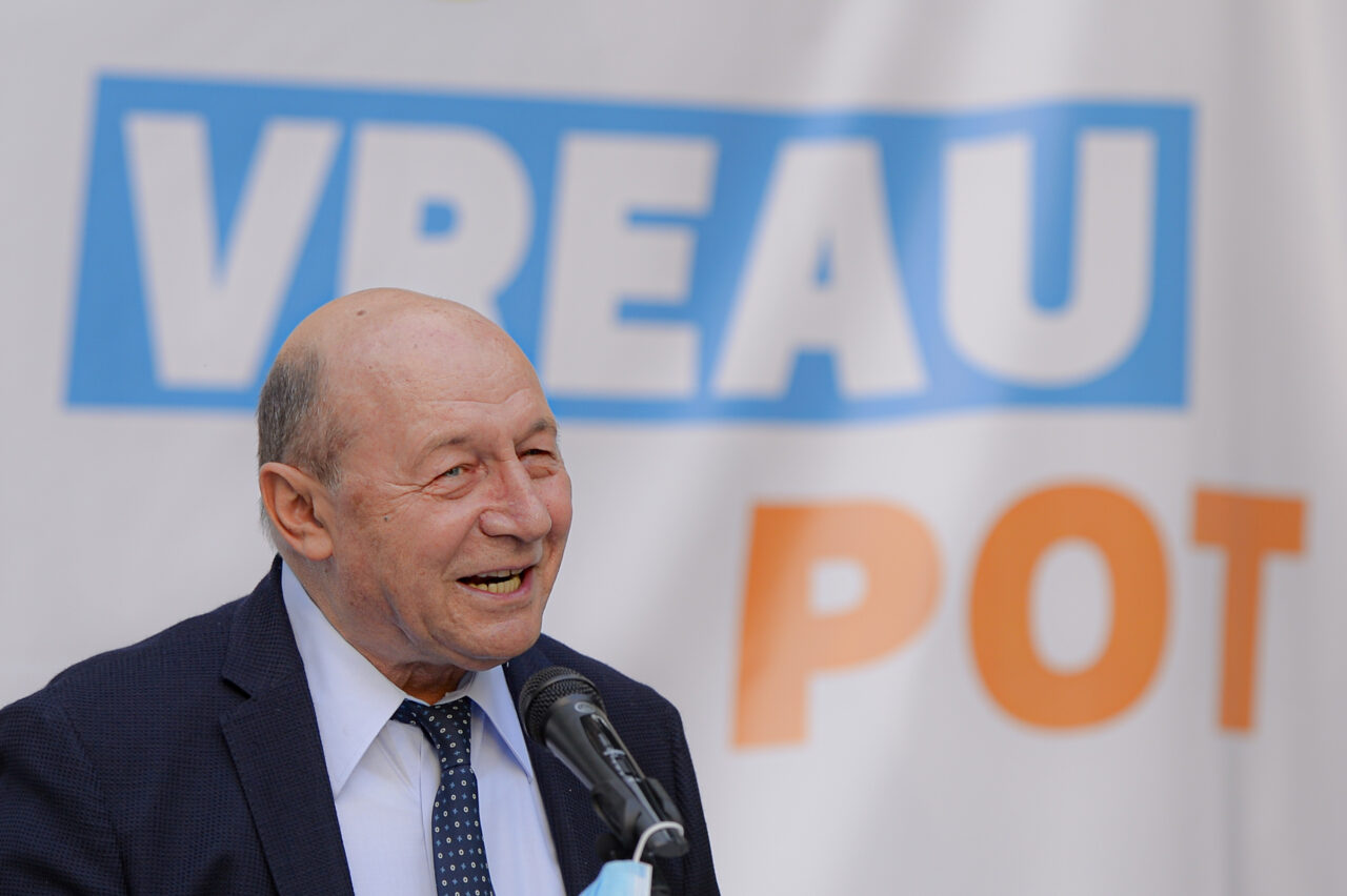 traian-basescu-il-indeamna-pe-nicusor-dan-sa-si-gaseasca-oameni-de-caracter-pentru-numirea-sefilor-la-sri-si-sie