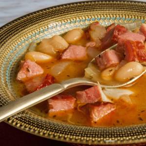 reteta-de-ciorba-ardeleneasca-de-fasole-cu-afumatura