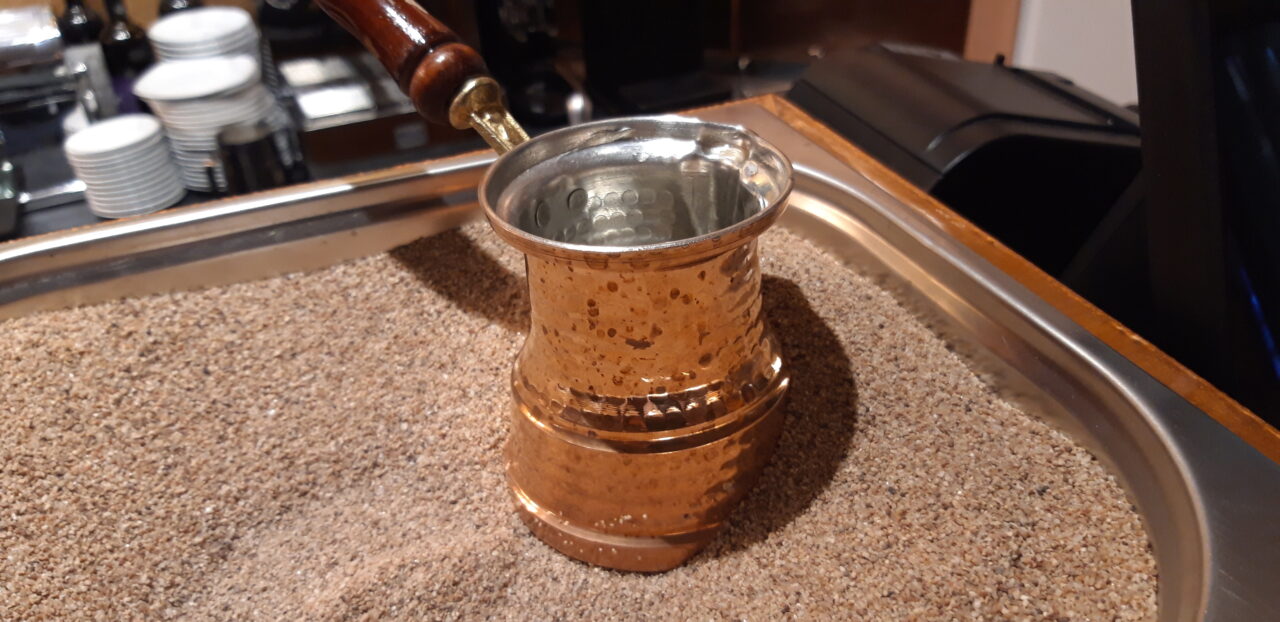 secretul-cafelei-autentice-la-nisip.-reteta,-ingrediente-si-mici-trucuri-primitive