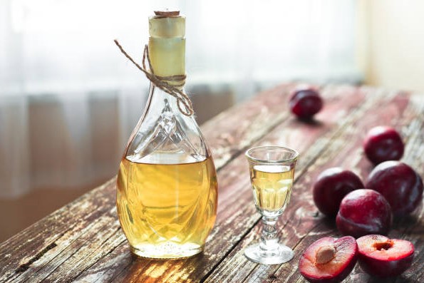 condamnat-la-inchisoare-pentru-furt-de-tuica.-cati-litri-de-bautura-i-a-furat-un-barbat-din-gorj-vecinei-sale