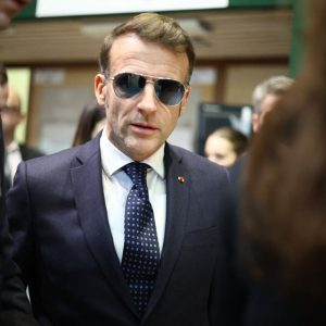 cat-costa-ochelarii-de-soare-purtati-de-presedintele-macron-la-davos-si-ce-marca-sunt.-actiunile-companiei-italiene-au-explodat:-nu-a-acceptat-sa-ii-primeasca-din-partea-noastra-ca-un-cadou