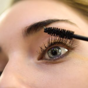 cum-se-aplica-corect-mascara.-trucuri-pentru-gene-lungi-si-senzuale,-fara-sa-se-lipeasca-intre-ele