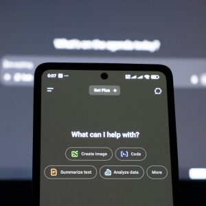 sondaj-ejobs:-4-din-10-respondenti-folosesc-inteligenta-artificiala-de-mai-multe-ori-pe-zi-pentru-job-sau-in-viata-personala