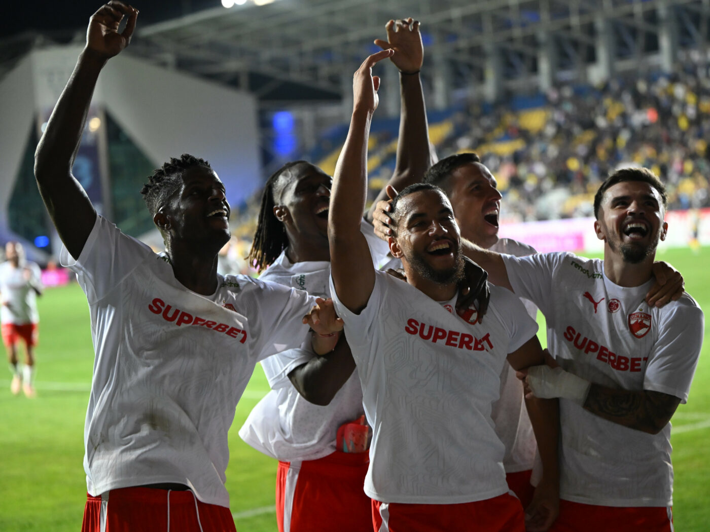 exclusiv-zeljko-kopic-l-a-trimis-pe-banca-de-rezerve-si-ar-putea-sa-plece,-dar-jucatorul-lui-dinamo-este-o-veritabila-vedeta-in-tara-lui:-in-fiecare-saptamana!