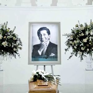 valentino,-condus-pe-ultimul-drum-de-mii-de-oameni,-la-roma.-anna-wintour,-tom-ford,-donatella-versace-si-anne-hathaway,-printre-vedetele-prezente-la-funeraliile-ultimului-imparat-al-modei